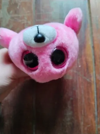 2 muñecos: Kitty y foca rosa