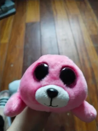 2 muñecos: Kitty y foca rosa