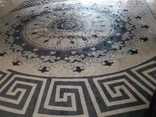 Alfombra con diseño griego