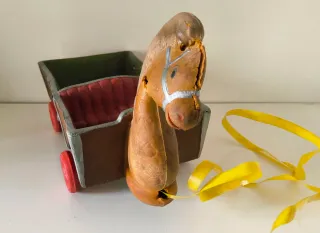 Juguetes carro con caballo antiguo años 40.