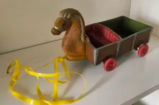 Juguetes carro con caballo antiguo años 40.