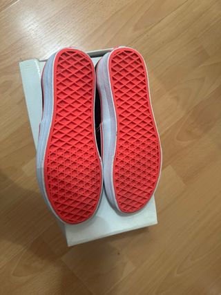 Zapatillas Vans Negras con Cordones Rosas