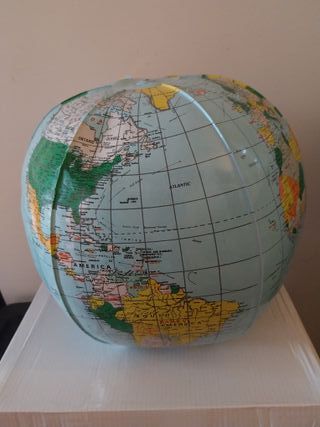 Globo terrestre, insuflável, com todos os continen