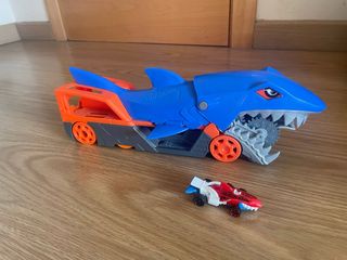 Camión Tiburón Hot Wheels Masticacoches