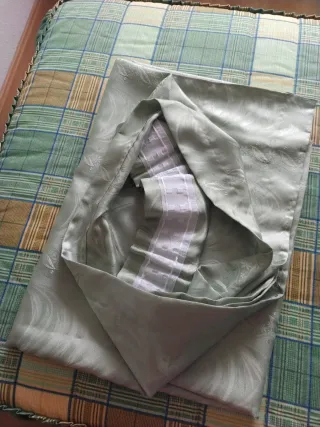 Tela plateada con diseño floral