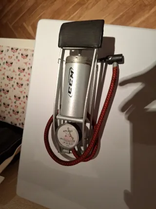 Inflador de pie CCM con manómetro