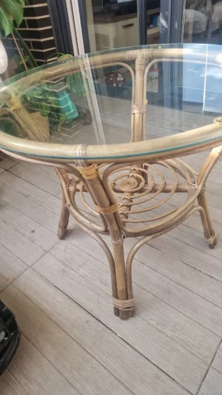 Mesa redonda y 2 sillas ratán exterior