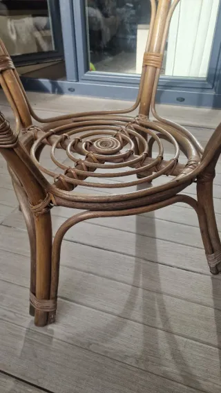 Mesa redonda y 2 sillas ratán exterior