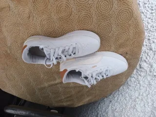 Zapatillas Puma Blancas y Marrones