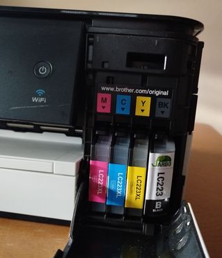 Impresora Brother DCP-J4120DW funcionando