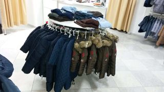 Mostrador curvo, góndola y mesas-perchero