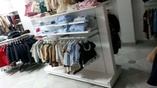 Mostrador curvo, góndola y mesas-perchero