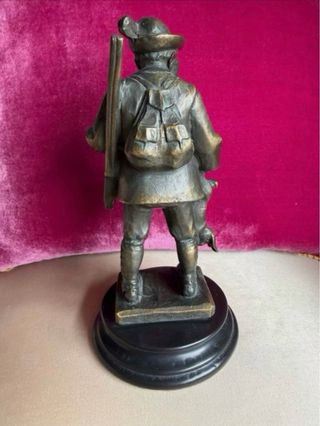 Figura bronce cazador con presa