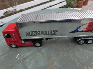 Camión articulado Renault rojo