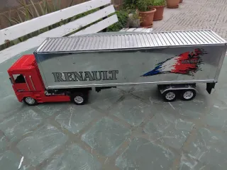 Camión articulado Renault rojo