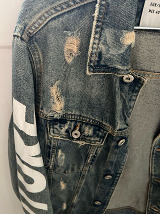 Chaqueta Vaquera Zara Talla M, diseño desgastado