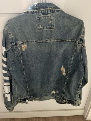 Chaqueta Vaquera Zara Talla M, diseño desgastado
