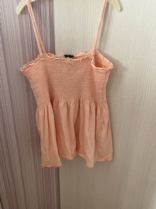 Top rosa con volantes y tirantes