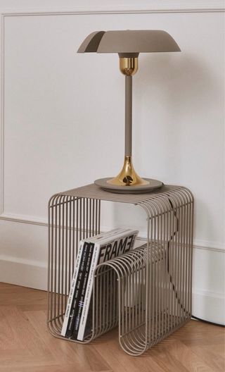 Mesa auxiliar curva moderna metal gris