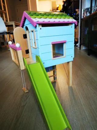 Casa de muñecas de madera con tobogán