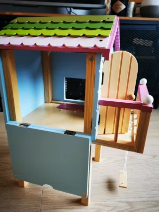 Casa de muñecas de madera con tobogán