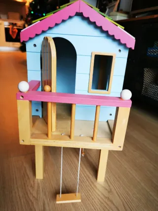 Casa de muñecas de madera con tobogán