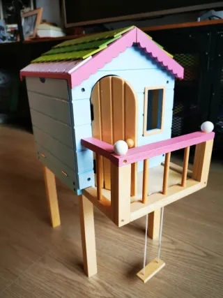 Casa de muñecas de madera con tobogán