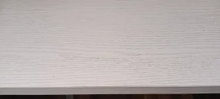 Escritorio blanco con ruedas efecto madera