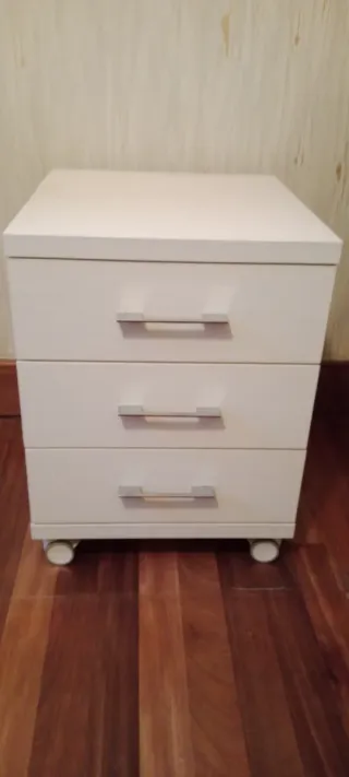 Escritorio blanco con ruedas efecto madera