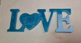 Scritta LOVE in resina fatta a mano