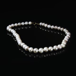 Collar de Perlas Cultivadas Redondas. Cierre Oro