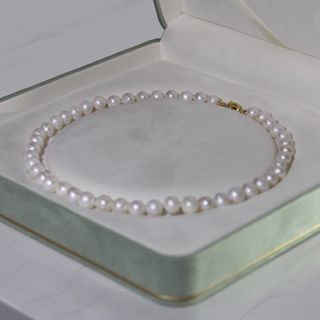 Collar de Perlas Cultivadas Redondas. Cierre Oro