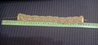 Gargantilla dorada tejida a crochet