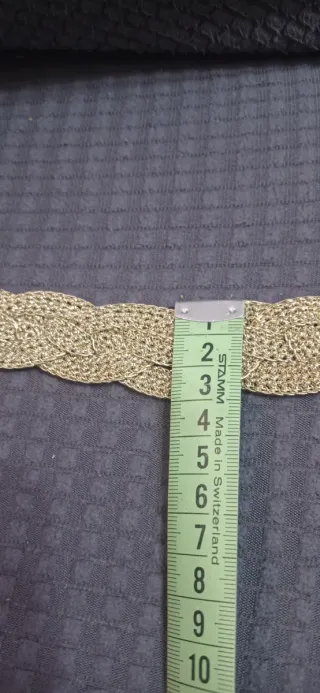 Gargantilla dorada tejida a crochet