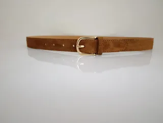 Cintura in camoscio marrone con fibbia dorata