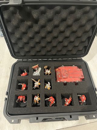 Maletín Warhammer 40k con figuras
