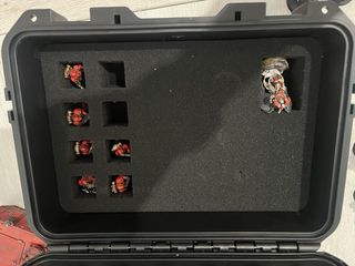 Maletín Warhammer 40k con figuras