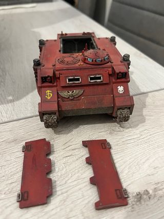 Maletín Warhammer 40k con figuras