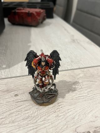 Maletín Warhammer 40k con figuras
