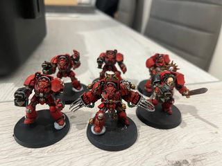 Maletín Warhammer 40k con figuras