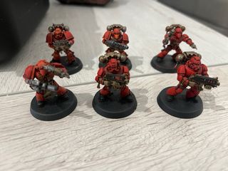 Maletín Warhammer 40k con figuras