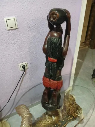 Figura de madera mujer con cántaro