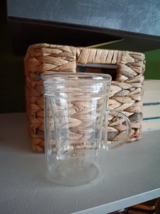 Teiera in vetro trasparente con manico