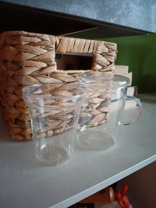 Teiera in vetro trasparente con manico