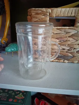 Teiera in vetro trasparente con manico