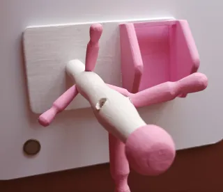 Expositor rosa y blanco para colgar collares.