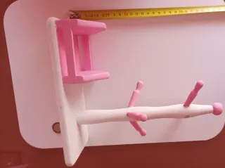 Expositor rosa y blanco para colgar collares.