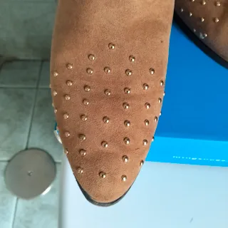 Botines de ante con tachuelas doradas