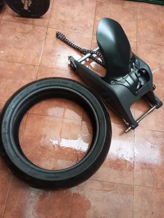Basculante y neumático trasero Ducati Monster 696