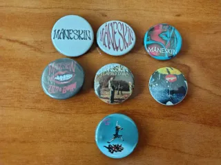 Måneskin (chapas e imanes)